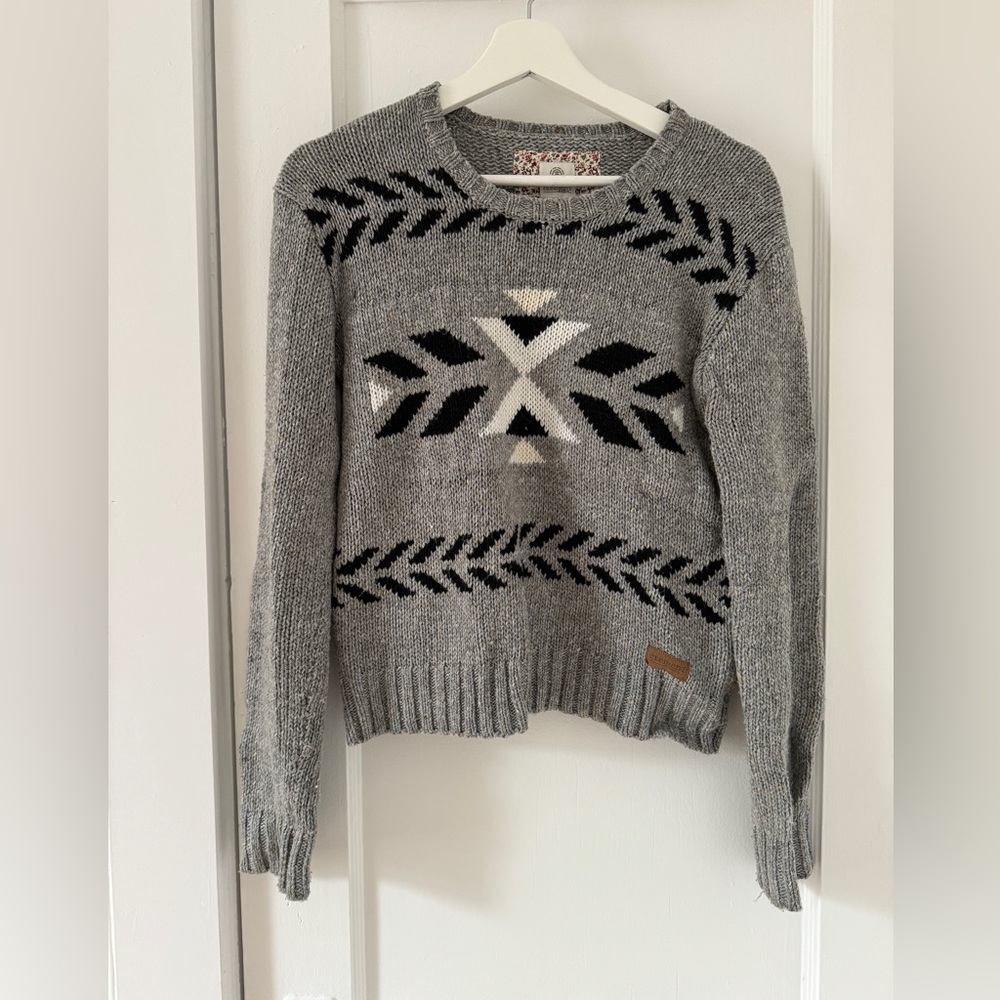 Pull en laine gris avec motifs à l’avant